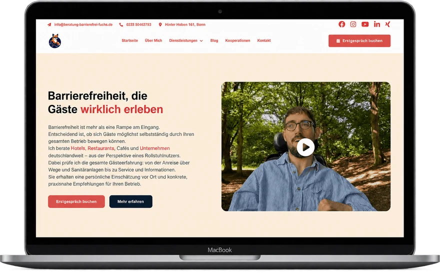 Relaunch-Entwurf der Website von Beratung Barrierefrei Fuchs mit Video des Beraters auf einem Laptop