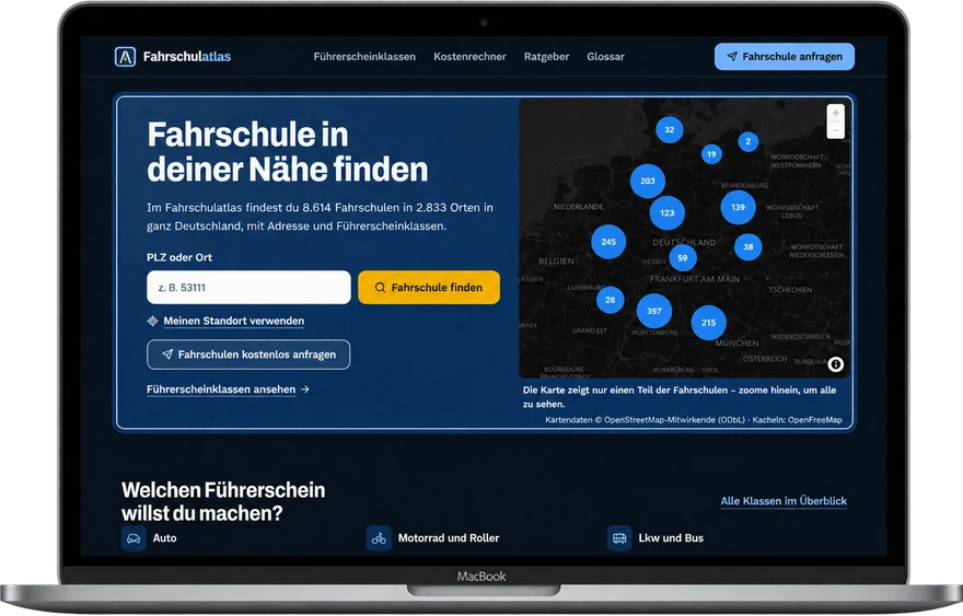 Fahrschulatlas mit Suche nach PLZ oder Ort und Deutschlandkarte der Fahrschulen auf einem Laptop
