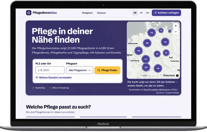 Pflegedienstatlas mit Suche nach PLZ oder Ort und Deutschlandkarte der Pflegeanbieter auf einem Laptop